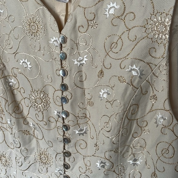 90s embroidery Vest – NWOT Champagne Gold w/ mother of pearl Buttons (12) - Picture 3 of 4